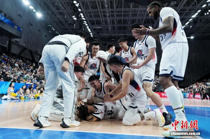 上海队连胜九场稳居榜首，北京队两连败需尽快