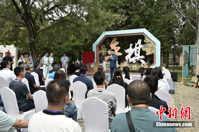 奥运冠军杨秀丽携象棋特级大师许银川同台岱庙