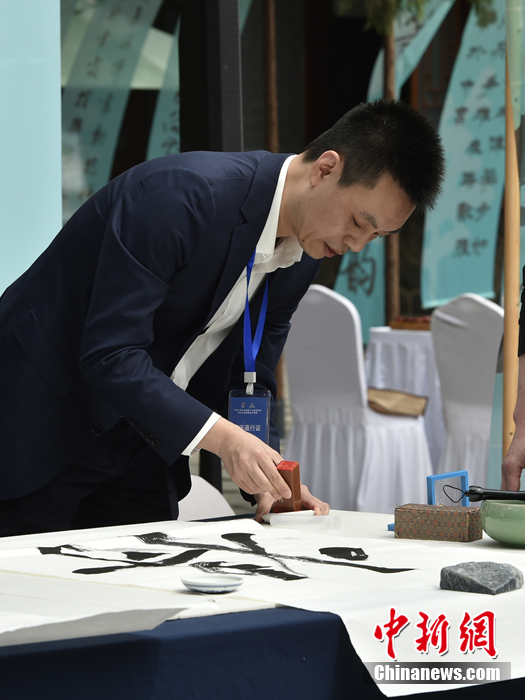 奥运冠军杨秀丽携象棋特级大师许银川同台岱庙