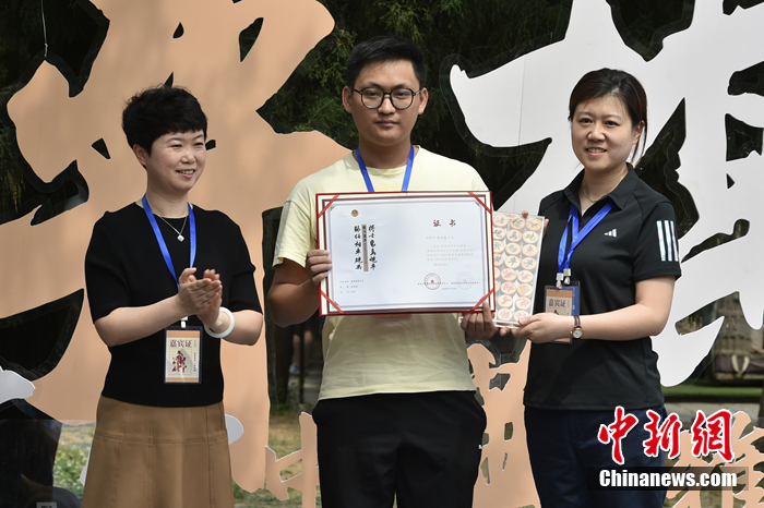 奥运冠军杨秀丽携象棋特级大师许银川同台岱庙