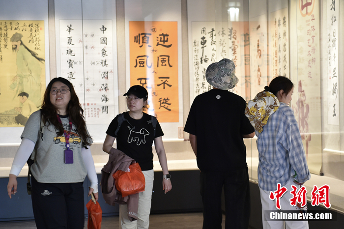 奥运冠军杨秀丽携象棋特级大师许银川同台岱庙