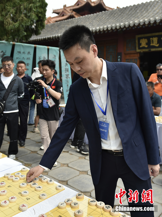 奥运冠军杨秀丽携象棋特级大师许银川同台岱庙