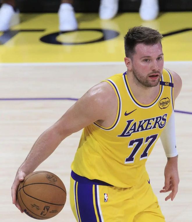 湖人双杀火箭 詹姆斯东契奇联手制胜 湖人稳居西