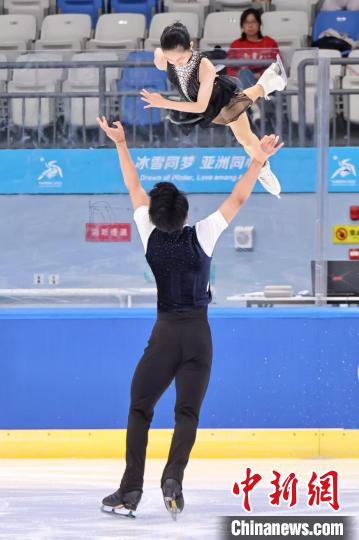赵宏博到场观赛哈尔滨站2025中国花样滑冰俱乐部