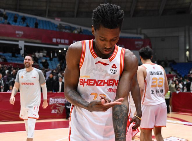 深圳双杀四川豪取13连胜反超联赛前三